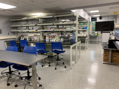 Image of lab equipment and tables in the biomedical engineering undergraduate Pat Artis Lab